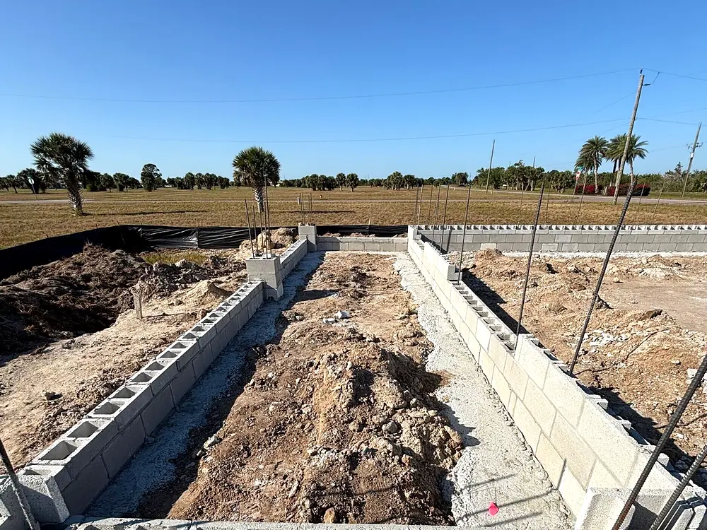 Paredes de bloque de concreto levantándose sobre una fundación nueva