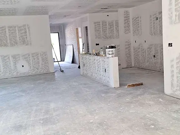 Drywall instalado y terminado dentro de una casa nueva