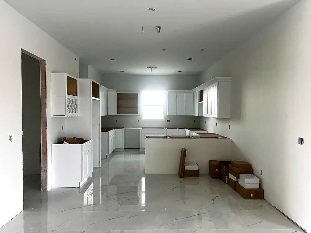 Pisos de cerámica pulida y gabinetes de cocina instalados